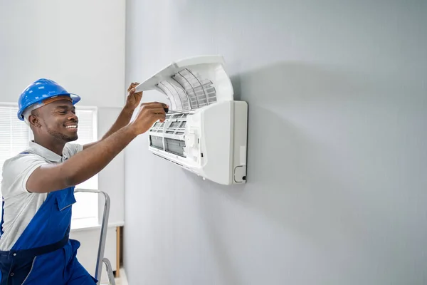 Glücklich Junge Afrikanische Männliche Techniker Reparatur Klimaanlage — Stockfoto