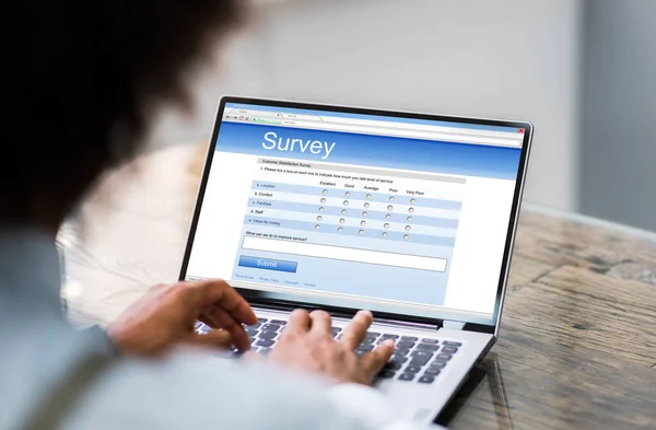 Online Umfrage Formular Mann Füllt Liste Auf Laptop Aus — Stockfoto