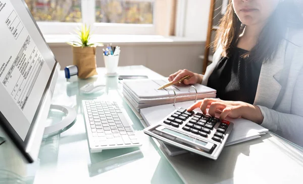 Ofisteki Profesyonel Muhasebeci Kadın Finans Faturası Hesaplama — Stok fotoğraf