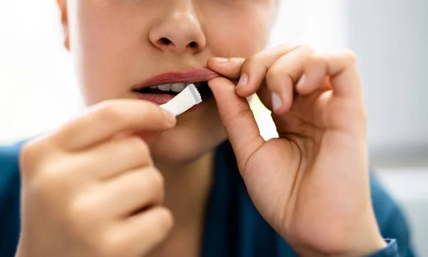 Kvinna Tugga Våt Fuktig Nikotin Tobak Snus Produkt — Stockfoto