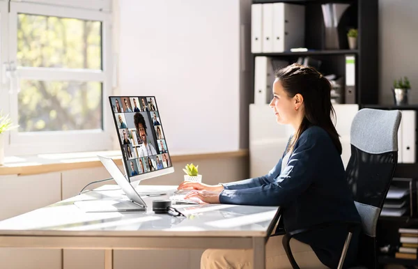 Reunión Híbrida Virtual Oficina Mujer Negocios Videoconferencia — Foto de Stock