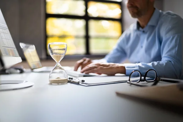 Late Invoice Billing Deadline Hourglass Desk — 스톡 사진