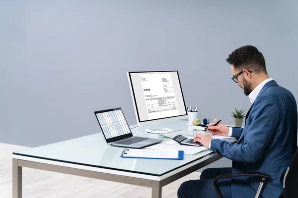 Akuntan Membuat Invoice Pada Komputer Pada Meja — Stok Foto
