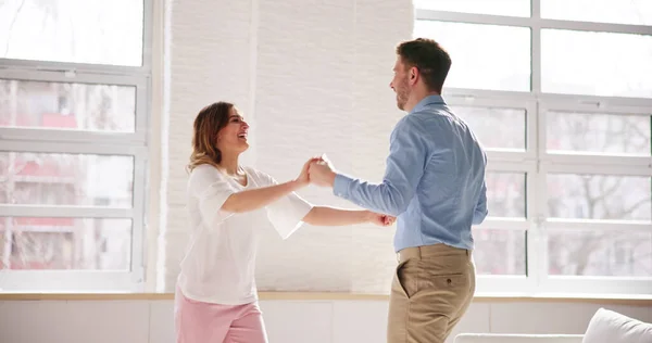 Couple Familial Excité Dansant Les Gens Dansent Maison — Photo