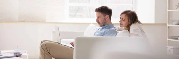 Familienpaar Nutzt Laptop Auf Couch Online — Stockfoto