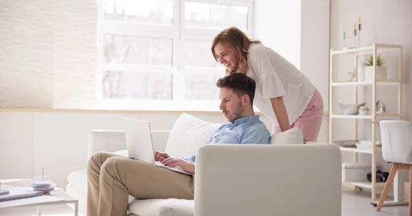 Family Couple Using Laptop Couch Online — Stock Photo, Image