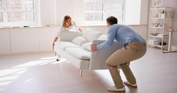 Persona Que Levanta Sofá Pesado Los Muebles Que Tiene Lesión — Foto de Stock