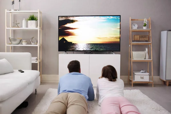 Evde Oturma Odasında Kanepede Otururken Televizyon Seyretmek Genç Çift — Stok fotoğraf