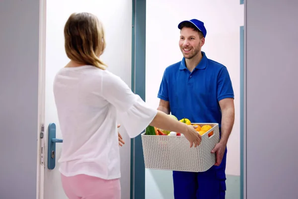 Dodávka Muž Dává Potraviny Plastové Krabice Pro Ženu — Stock fotografie