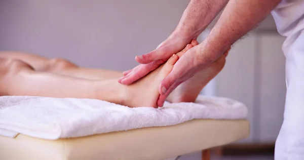 Riflessologia Trattamento Massaggio Piedi Donna Wellness Terapia — Foto Stock