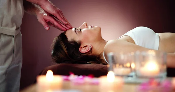 Young Woman Receiving Head Massage Beauty Spa — Stock Photo, Image
