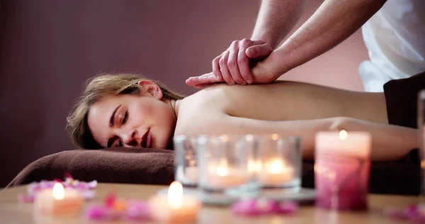 Client Relaxing Massage Spa — Stock Photo, Image
