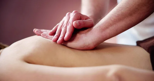 Mulher Recebendo Massagem Volta Terapeuta Spa — Fotografia de Stock