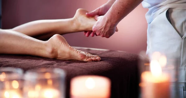 Trattamento Massaggio Piedi Riflessologia Terapista Del Centro Benessere Del Piede — Foto Stock