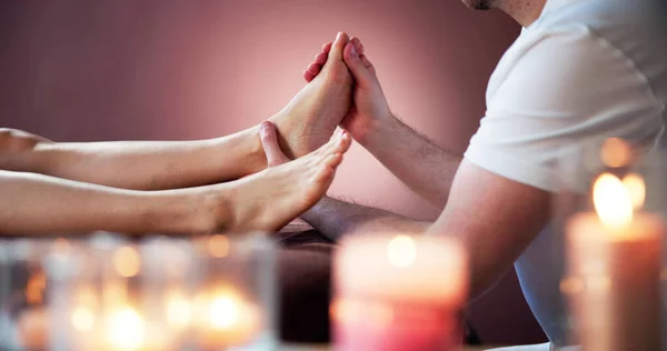 Trattamento Massaggio Piedi Riflessologia Terapista Del Centro Benessere Del Piede — Foto Stock