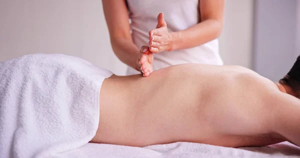 Homens Recebendo Massagem Acupuntura Quiropraxia Fisioterapia — Fotografia de Stock