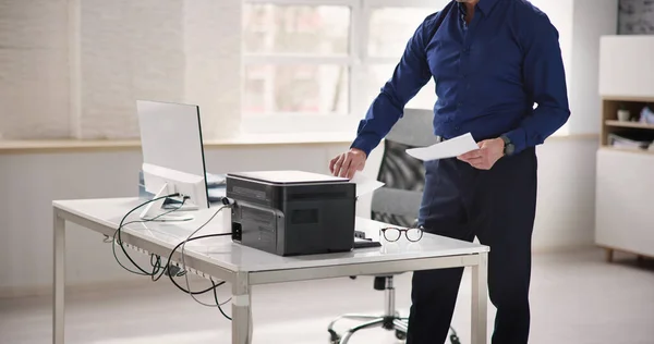 Hombre Usando Fotocopiadora Oficina Impresora Fotocopiadora —  Fotos de Stock