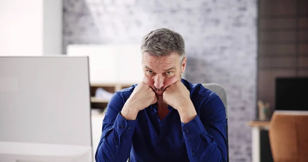 Bored Tired Employee Using Computer Business Bankruptcy Accountant — Stockfoto
