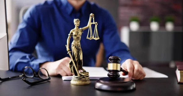 Адвокат Робота Суді Про Юридичний Договір Документ Гавелом — стокове фото