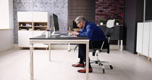 Bilgisayar Masasında Ofis Sandalyesinde Kötü Duruş — Stok fotoğraf