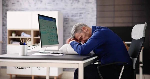 Znudzony Szef Śpi Niespokojny Pracownik Zmęczony — Zdjęcie stockowe