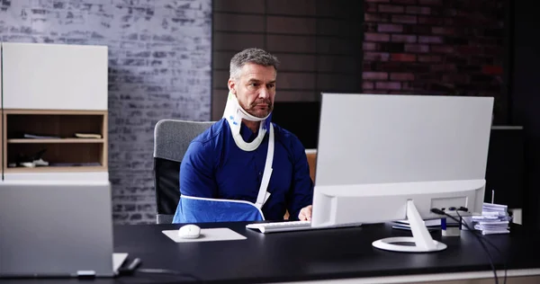 Ατύχημα Σπασμένο Χέρι Άνθρωπος Στο Γραφείο Χρησιμοποιώντας Υπολογιστή — Φωτογραφία Αρχείου