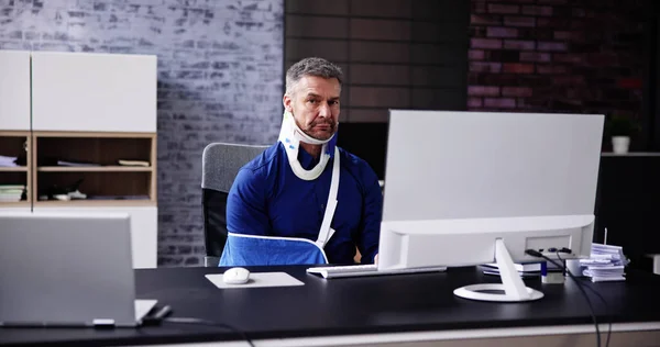 Broken Arm Injury Accident Man Office Using Computer — Stock Photo, Image