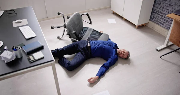在办公室发生的意外 从工作场所的椅子上摔下来 — 图库照片