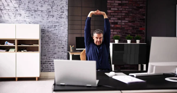 Stretch Gyakorlat Edzés Office Business Desk Nél — Stock Fotó
