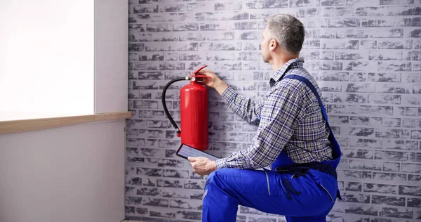 Arbeiter Installiert Feuerlöscher Inspektion Sicherheitsetikett Überprüfen — Stockfoto