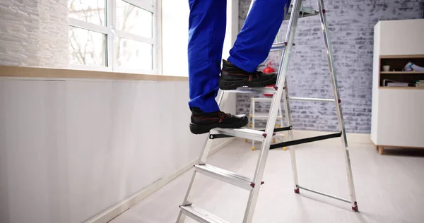 Mann Klettert Sicherheitsschuhen Auf Leiter — Stockfoto