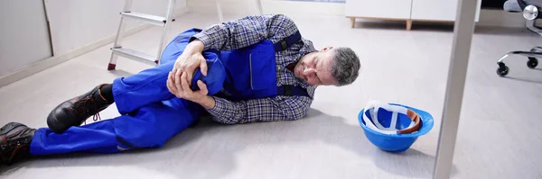 Homem Ferido Sofria Dor Nas Pernas Enquanto Estava Deitado Chão — Fotografia de Stock