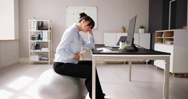 妊娠中のビジネスウーマン デスクでのストレス — ストック写真