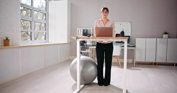 Mulher Usando Mesa Altura Ajustável Escritório Para Uma Boa Postura — Fotografia de Stock
