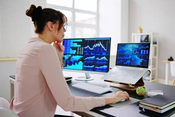 Інформаційна Панель Аналітики Фінансового Бізнесу Аналітик Жінка — стокове фото