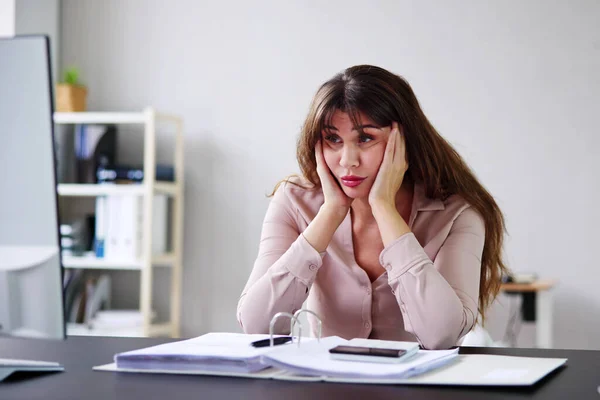 Mujer Infeliz Estresada Usando Computadora Oficina Personal Frustrado —  Fotos de Stock