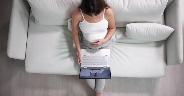 Gravid Kvinna Som Ligger Soffan Videokonferens Med Läkare Laptop — Stockfoto