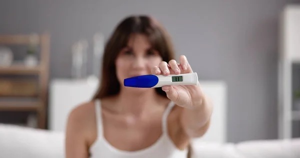 Close Van Lachende Vrouw Met Zwangerschapstest — Stockfoto