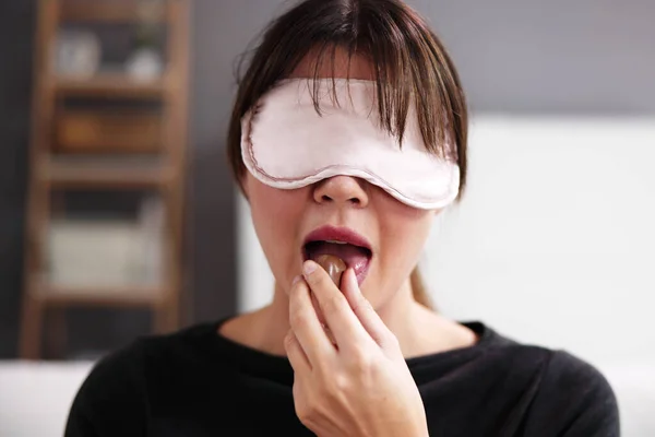 Blinde Smaak Geblinddoekte Voedseltest Vrouwengezicht — Stockfoto
