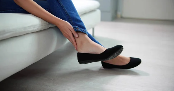 Rahatsız Ayakkabı Kabarcıkları Ağrısı Yaralı Ayaklı Kadın — Stok fotoğraf
