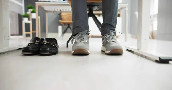 办公室健身鞋更换 运动及商业偷渡者 — 图库照片