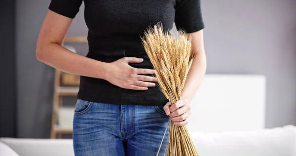 セリアック病とグルテン不耐症 小麦の小穂を持つ女性 — ストック写真