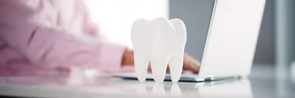 Online Zahnversicherung Und Zahnarzt Bill Geld Und Finanzen — Stockfoto
