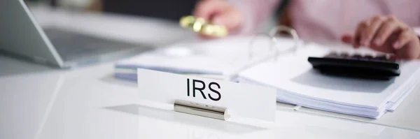 Irs Tax Audit Kontrolor Provádějící Kontrolu Podvodů Dluhy — Stock fotografie