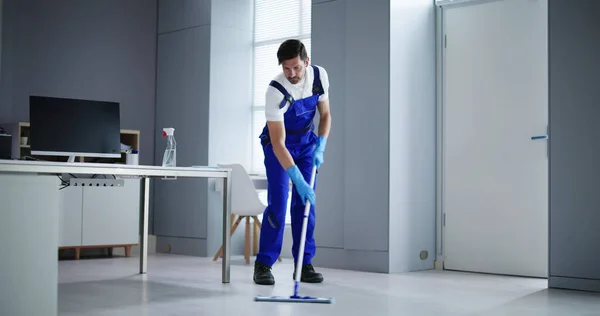 Портрет Щасливого Чоловіка Janitor Прибирання Підлоги Офісі — стокове фото