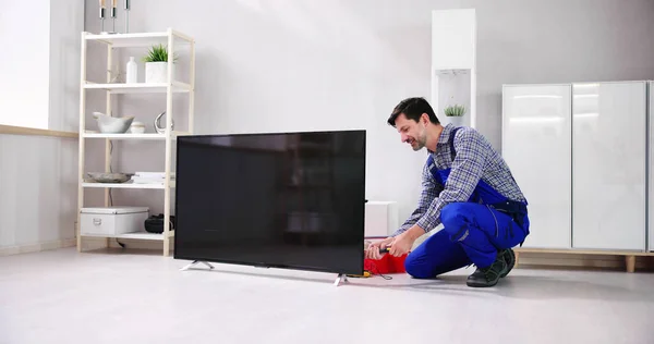 Electrician Repairing Television Appliance Dalam Bahasa Inggris Memperbaiki Layar — Stok Foto