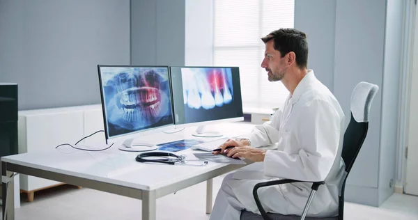 Radiolog Dentysta Korzystający Oprogramowania Rentgenowskiego Komputerze Stacjonarnym — Zdjęcie stockowe
