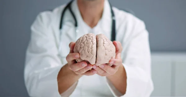 Neurochirurg Lub Neurolog Lekarz Wyjaśniający Pacjentowi — Zdjęcie stockowe