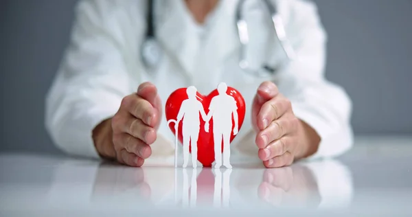 Seguro Saúde Vida Coração Protegido Pelo Médico — Fotografia de Stock