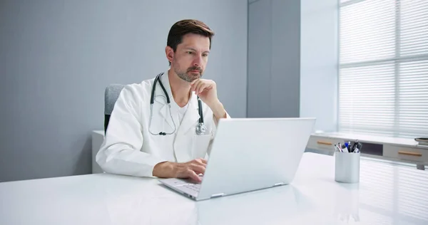 Frustrated Overworked Sad Doctor Computer Hospital — Stock Photo, Image